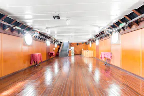 Beautiful Boat Venue on the Seine - Image 1