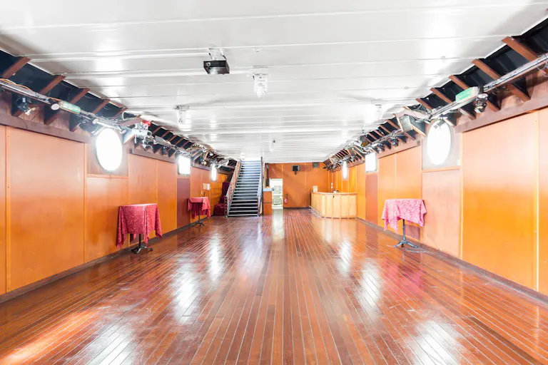 Beautiful Boat Venue on the Seine - Image 1