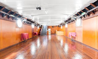 Beautiful Boat Venue on the Seine - Image 1