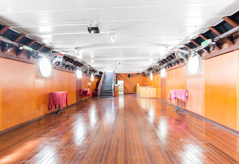 Beautiful Boat Venue on the Seine - Image 1