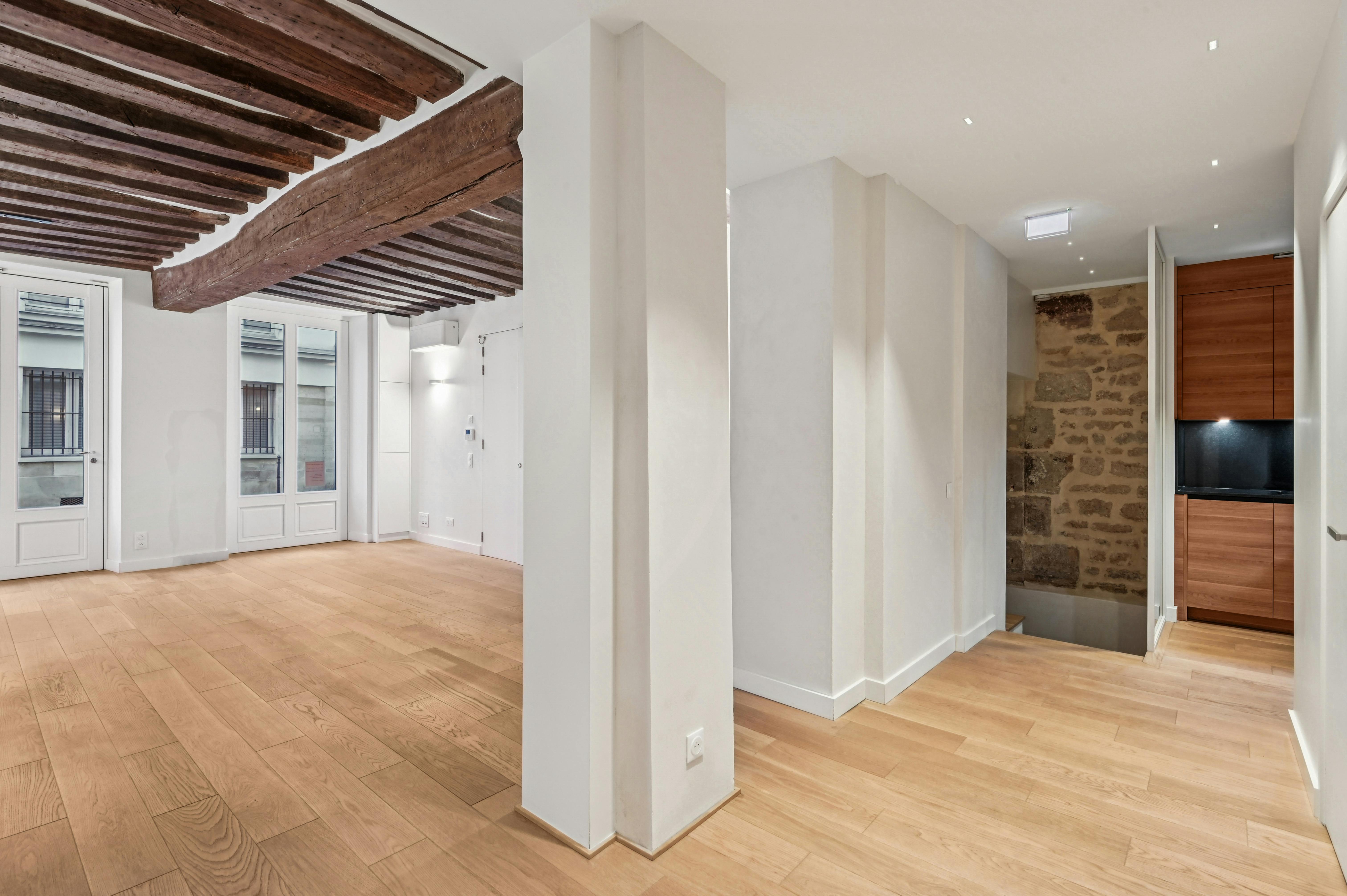 Elegant Gallery and Showroom on Rue du Roi Doré, Paris