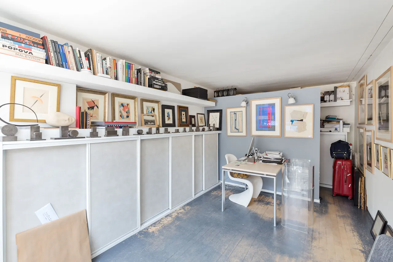Cozy Gallery on Île de la Cité - Image 1