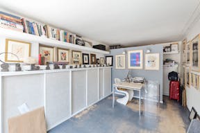 Cozy Gallery on Île de la Cité - Image 1