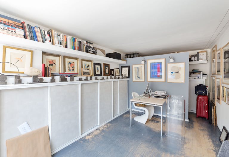 Cozy Gallery on Île de la Cité - Image 1