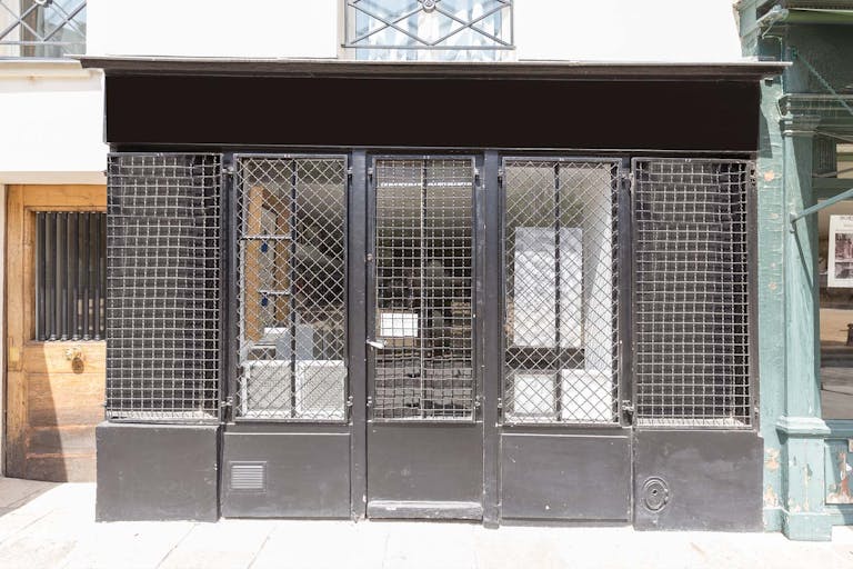 Cozy Gallery on Île de la Cité - Image 2