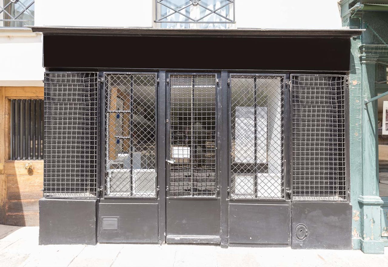 Cozy Gallery on Île de la Cité - Image 2