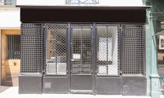 Cozy Gallery on Île de la Cité - Image 2