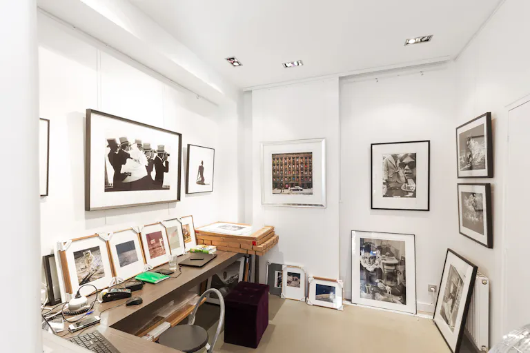 Beautiful Gallery Along the Seine - Image 2