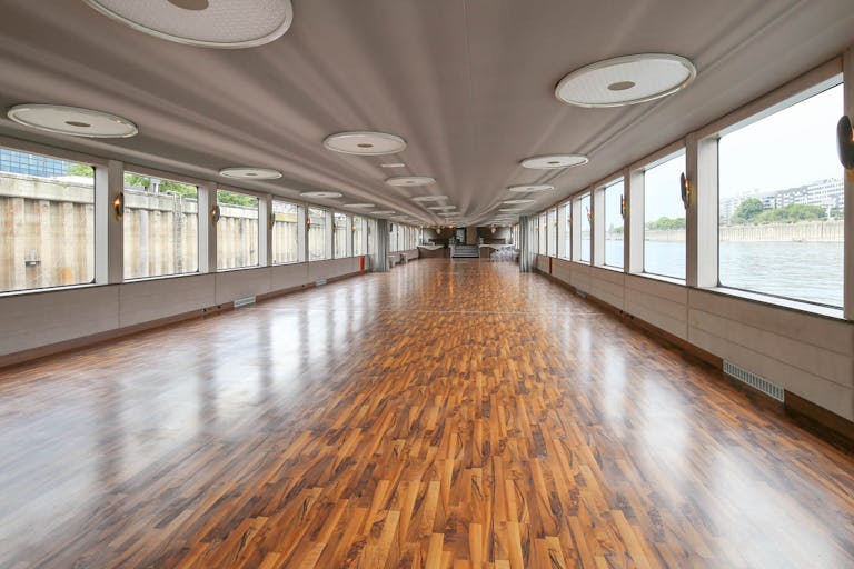 Boat Space Near the Eiffel Tower - Image 0