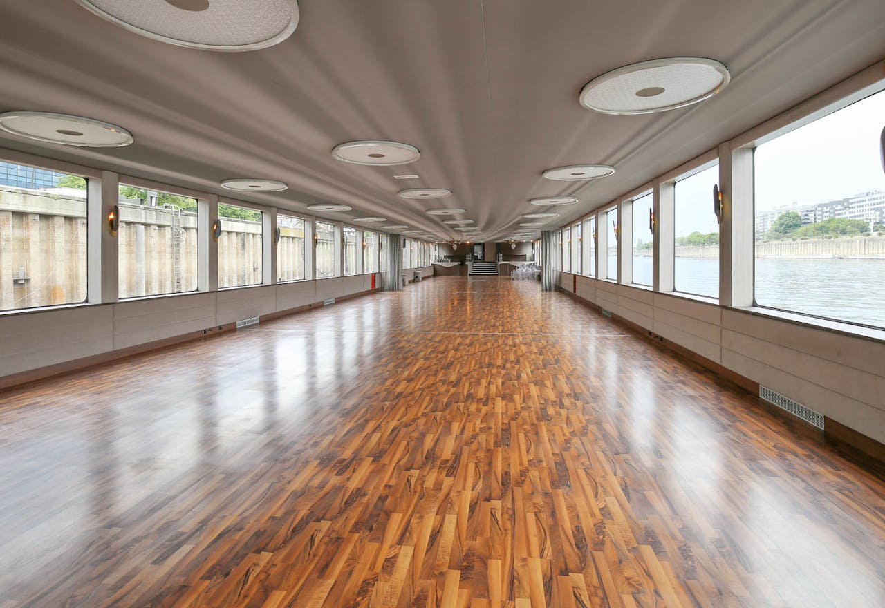 Boat Space Near the Eiffel Tower - Image 0