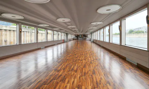 Boat Space Near the Eiffel Tower - Image 0