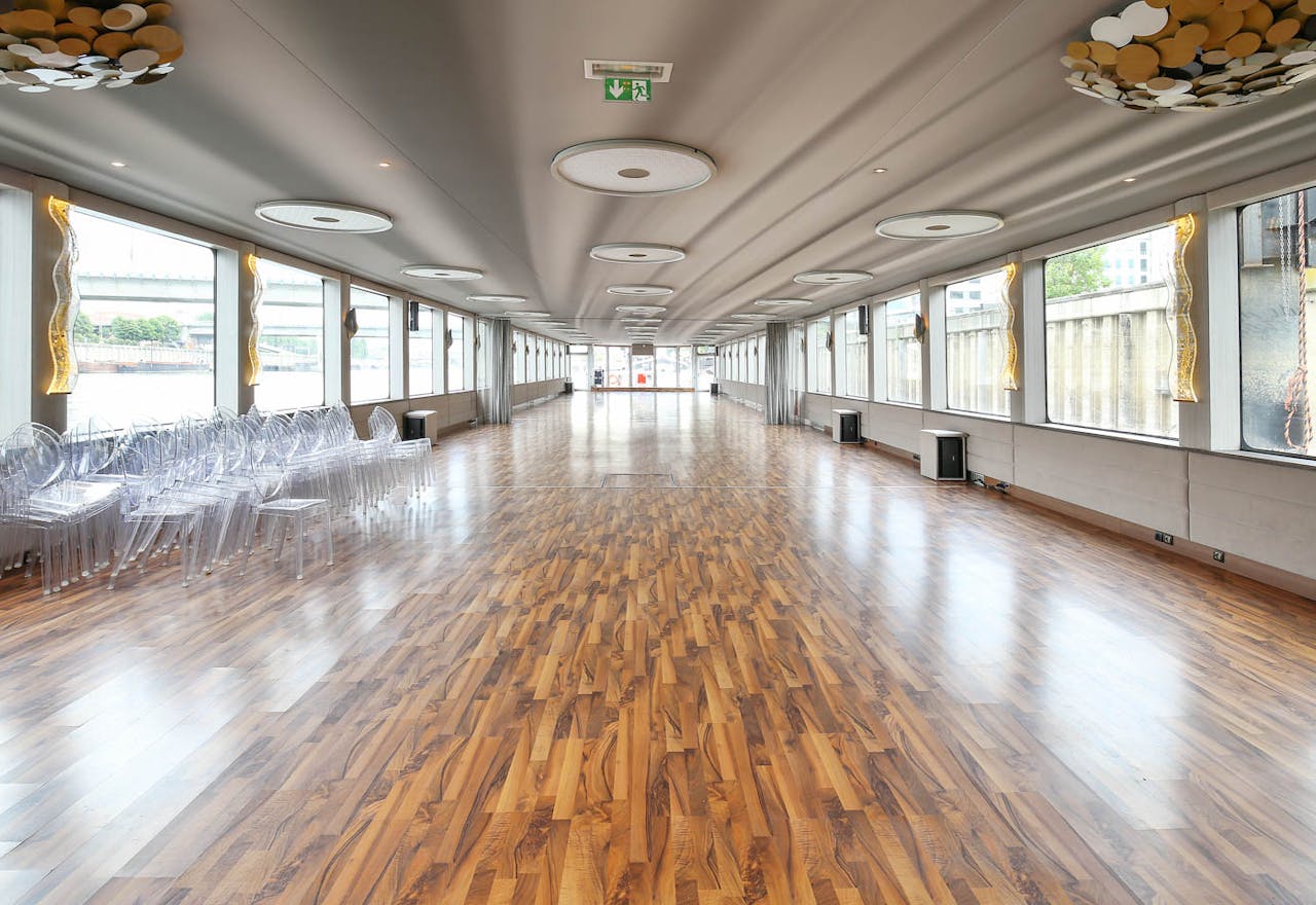 Boat Space Near the Eiffel Tower - Image 1