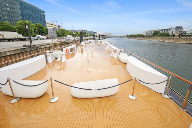Boat Space Near the Eiffel Tower - Image 2