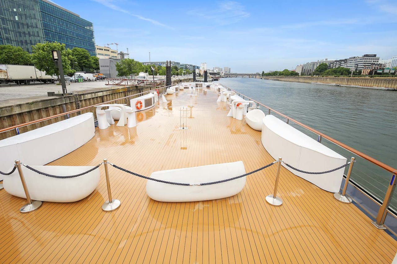 Boat Space Near the Eiffel Tower - Image 2