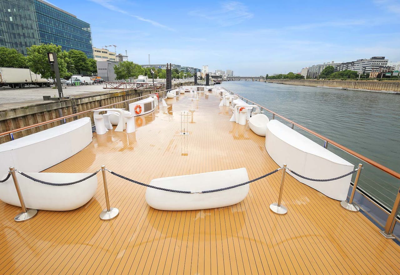 Boat Space Near the Eiffel Tower - Image 2