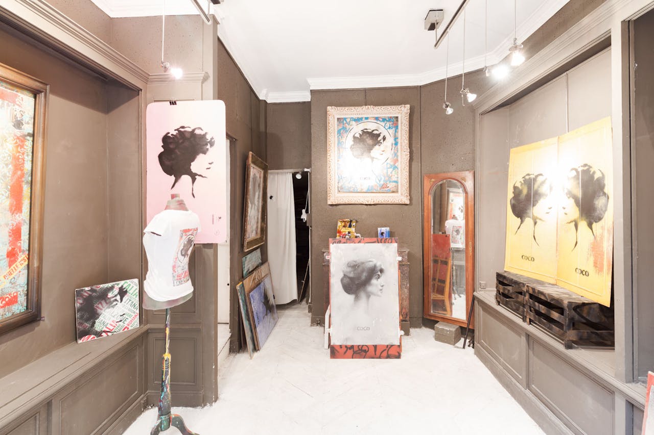 Gallery Space Near Palais Royal - Image 1