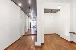 Pristine Retail Space in Le Marais - Image 2