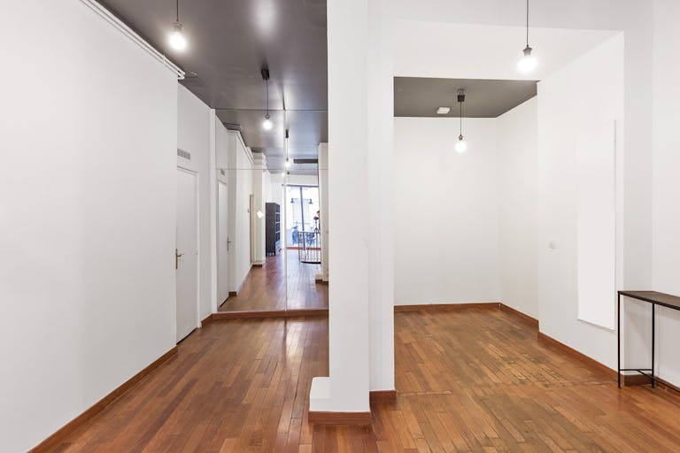 Pristine Retail Space in Le Marais - Image 2