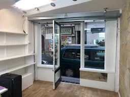 Cozy Boutique in Le Marais - Image 2