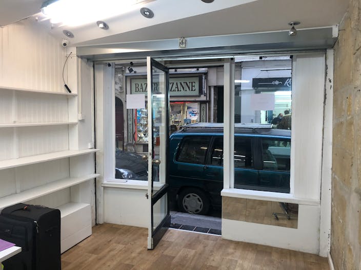 Cozy Boutique in Le Marais - Image 2