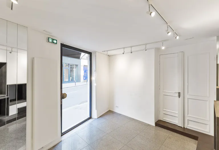 Sophisticated Gallery in Paris 6th - Image 0