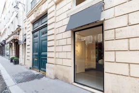 Sophisticated Gallery in Paris 6th - Image 1