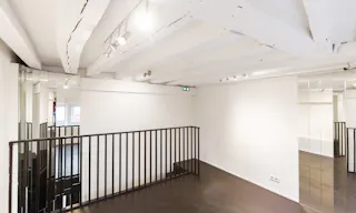 Sophisticated Gallery in Paris 6th - Image 2