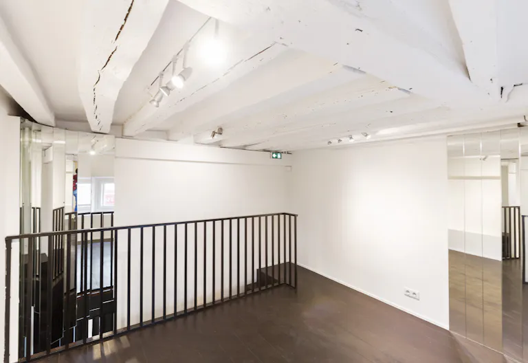 Sophisticated Gallery in Paris 6th - Image 2