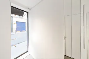 Sophisticated Gallery in Paris 6th - Image 3