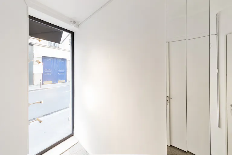 Sophisticated Gallery in Paris 6th - Image 3