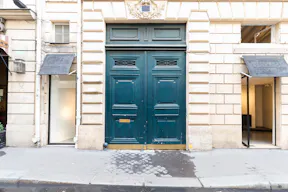 Sophisticated Gallery in Paris 6th - Image 4