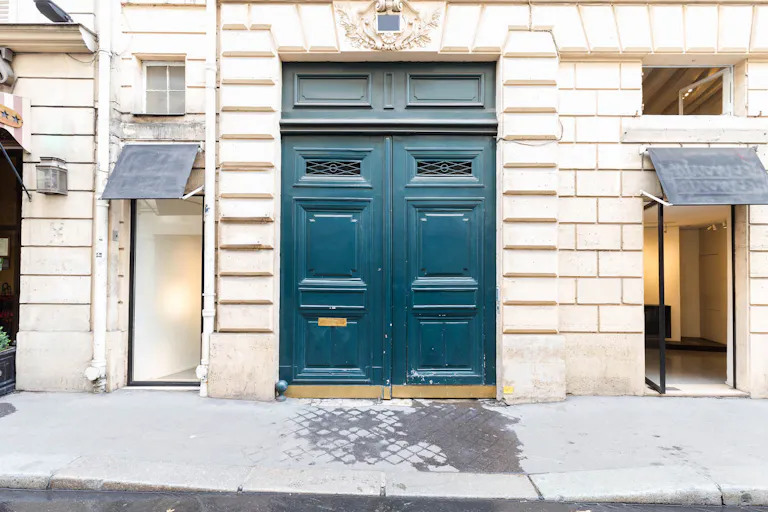 Sophisticated Gallery in Paris 6th - Image 4