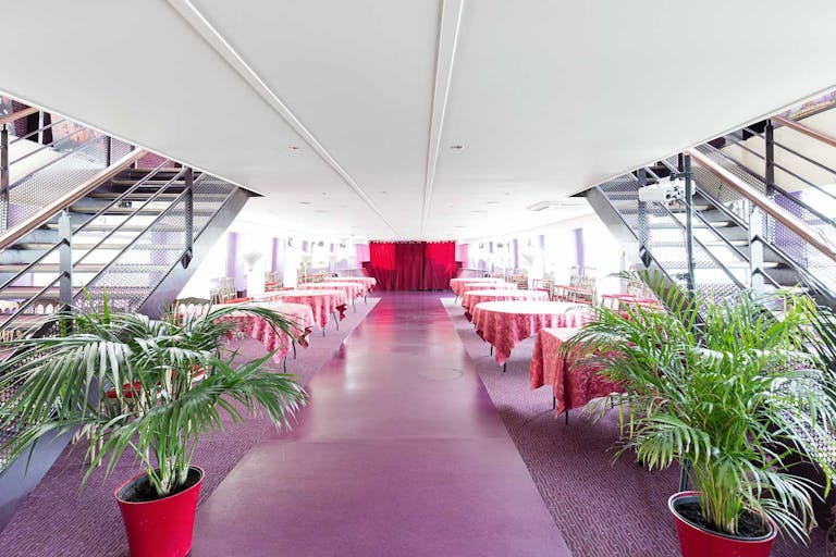 Stylish Parisian Boat Space - Image 0