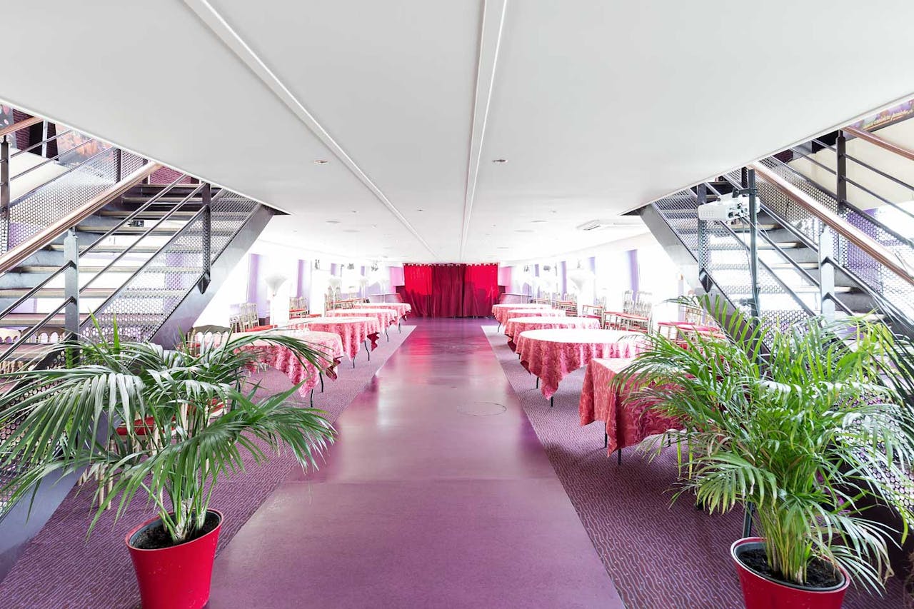 Stylish Parisian Boat Space - Image 0