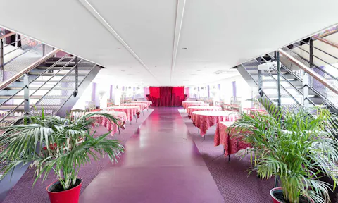 Stylish Parisian Boat Space - Image 0