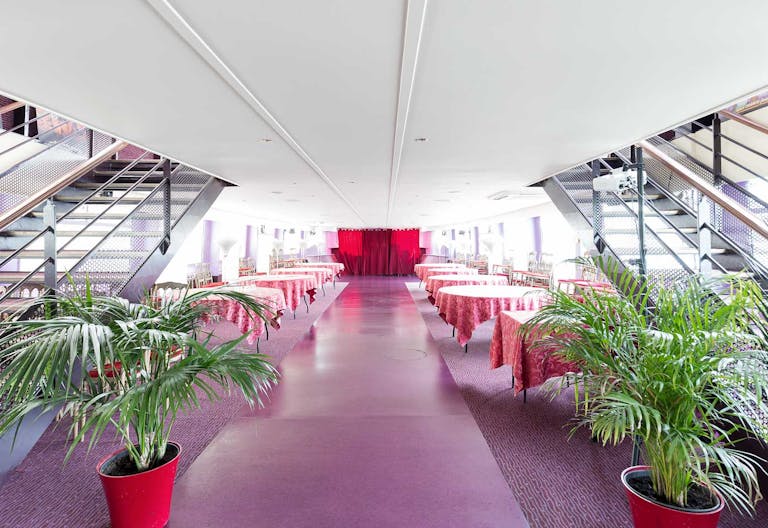 Stylish Parisian Boat Space - Image 0