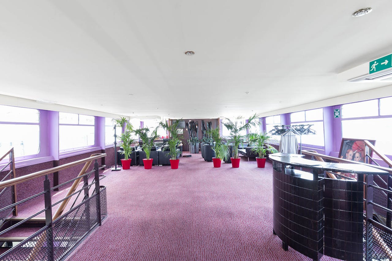 Stylish Parisian Boat Space - Image 1