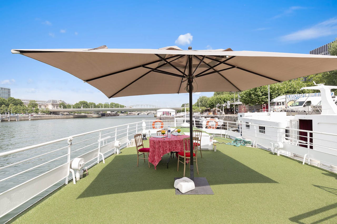 Stylish Parisian Boat Space - Image 2