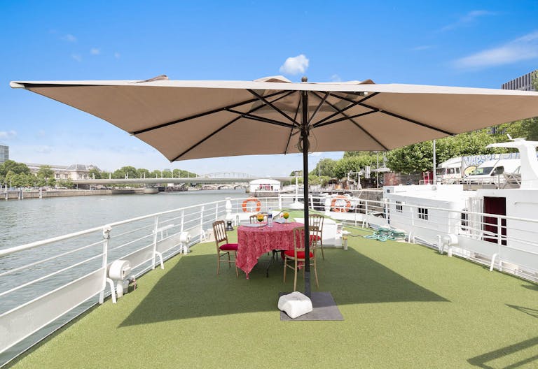 Stylish Parisian Boat Space - Image 2