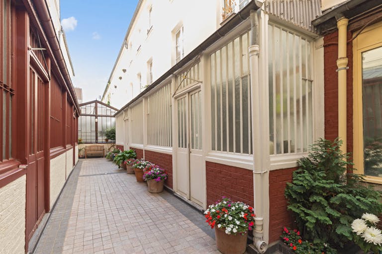 Intimate Showroom in Paris 11th - Image 2