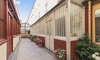 Intimate Showroom in Paris 11th - Image 2