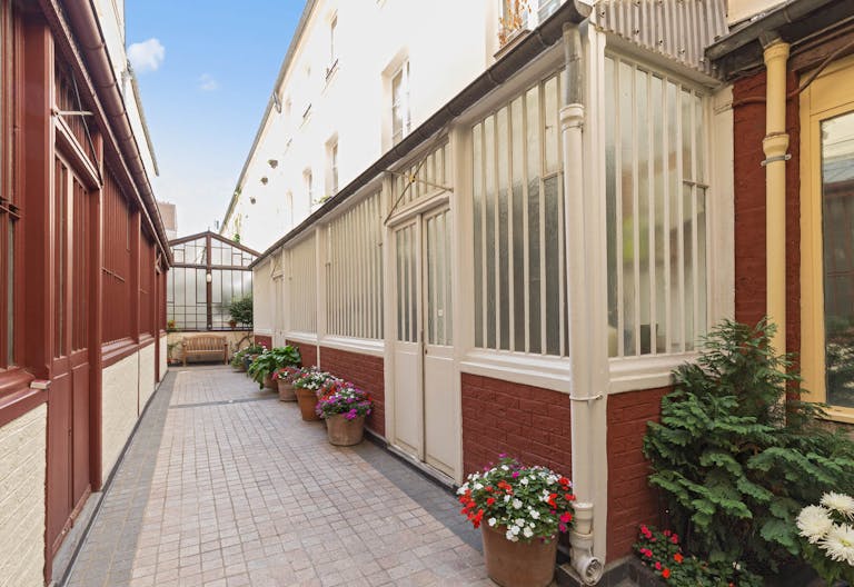 Intimate Showroom in Paris 11th - Image 2