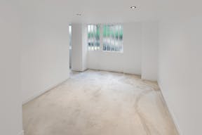 Tasteful Boutique in Le Marais - Image 3