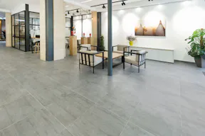 Retail Space in Le Marais - Image 2