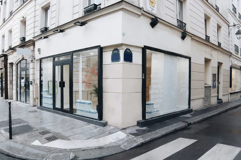 Corner Retail Space in Le Marais - Image 0