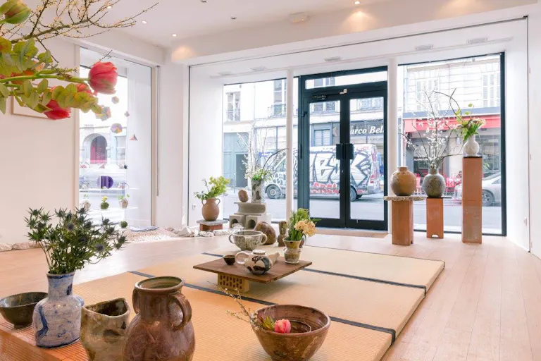 Corner Retail Space in Le Marais - Image 1