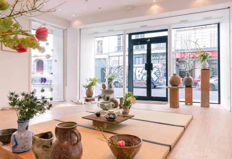 Corner Retail Space in Le Marais - Image 1