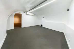 Corner Retail Space in Le Marais - Image 2