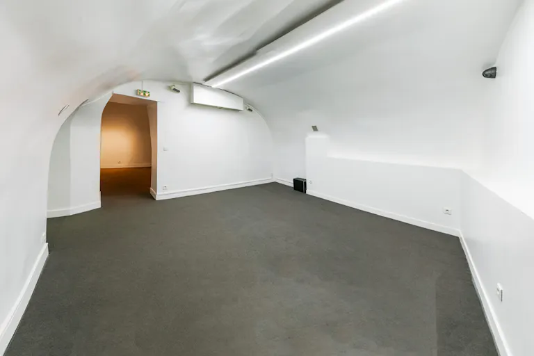 Corner Retail Space in Le Marais - Image 2