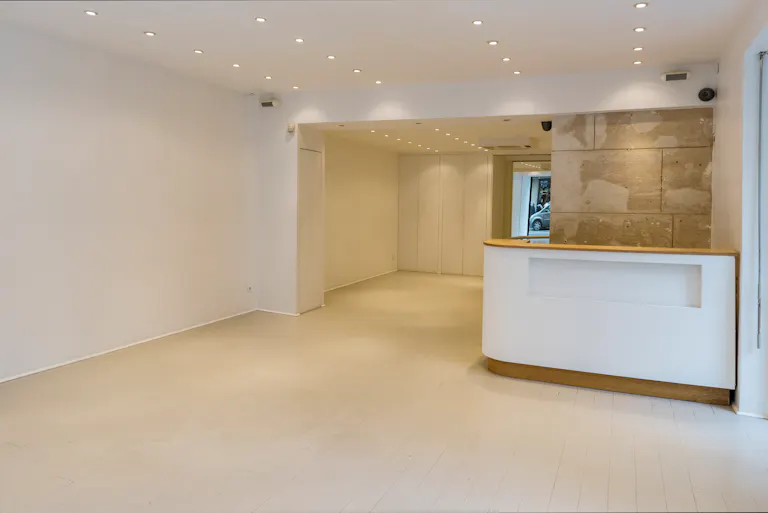 Corner Retail Space in Le Marais - Image 3